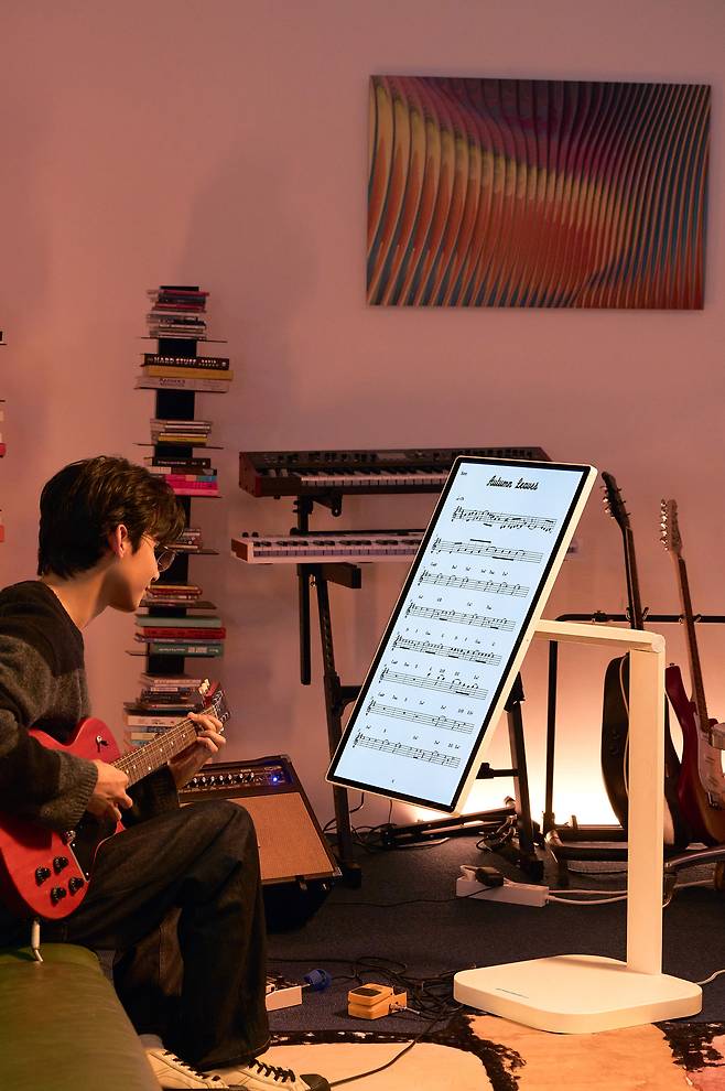 ‘LG 스마트모니터 스윙’은 가로·세로 모드로 자유롭게 전환할 수 있어 다양하게 활용할 수 있다. [LG전자 제공]