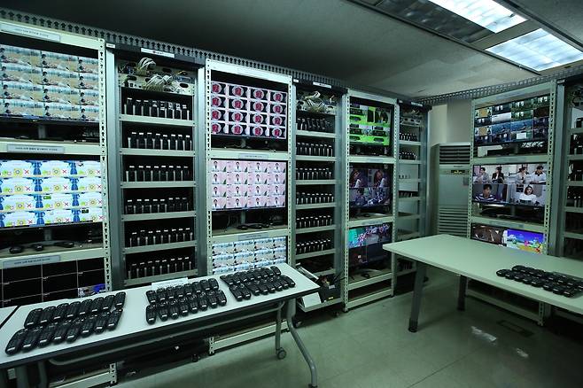 대전 유성구에 위치한 LG유플러스 대전 R&D 센터의 단말 SW 시나리오 시험실 모습. [LG유플러스 제공]