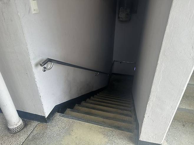 [서울=뉴시스] 주은서 인턴기자 = 지난 17일 서울 종로구 한 아파트의 모습. 민방위 대피시설인 지하 주차장으로 가기 위해선 사진 속 계단을 지나야 한다. 인근에서 완만한 경사로나 휠체어 리프트 등의 이동약자 편의시설은 찾지 못했다. 2025.04.18. dmstj1654@naver.com *재판매 및 DB 금지