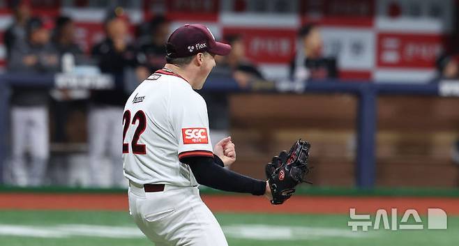 [서울=뉴시스] 추상철 기자 = 지난 9일 오후 서울 구로구 고척스카이돔에서 열린 '2025 KBO리그' LG트윈스와 키움히어로즈의 경기, 8회초 2아웃 주자 1,2루 상황에서 키움 선발투수 로젠버그가 LG 홍창기를 플라이 아웃 시킨 후 기뻐하고 있다. 2025.04.09. scchoo@newsis.com