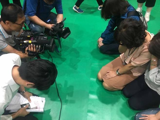 [서울=뉴시스]임재희 기자 = 지난 2017년 9월5일 오후 서울 강서구 탑산초등학교에서 열린 '강서지역 특수학교 설립 교육감-주민토론회'에서 장애인 학생 학부모 3명(오른쪽)이 특수학교 설립을 요청하며 무릎을 꿇자 특수학교 설립에 반대하는 토론회 참석자(왼쪽 첫째줄)가 함께 무릎을 꿇고 있다. 2017.09.05.  limj@newsis.com *재판매 및 DB 금지