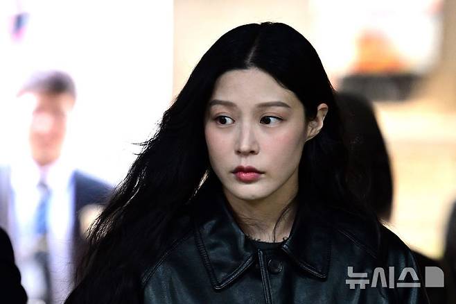 [서울=뉴시스] 이영환 기자 = 입시비리 혐의로 재판을 받고 있는 조민 씨가 26일 오후 서울 서초구 서울중앙지방법원에서 열린 항소심 1차 공판에 출석하고 있다. (공동취재) 2025.03.26. photo@newsis.com