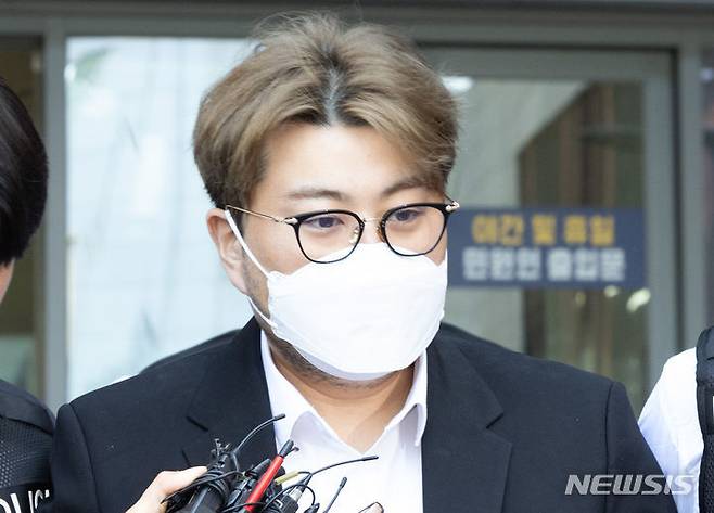 [서울=뉴시스] 황준선 기자 = 음주 뺑소니 혐의를 받고 있는 트로트 가수 김호중이 31일 오전 서울 강남경찰서에서 검찰로 송치되고 있다. 2024.05.31. hwang@newsis.com *재판매 및 DB 금지