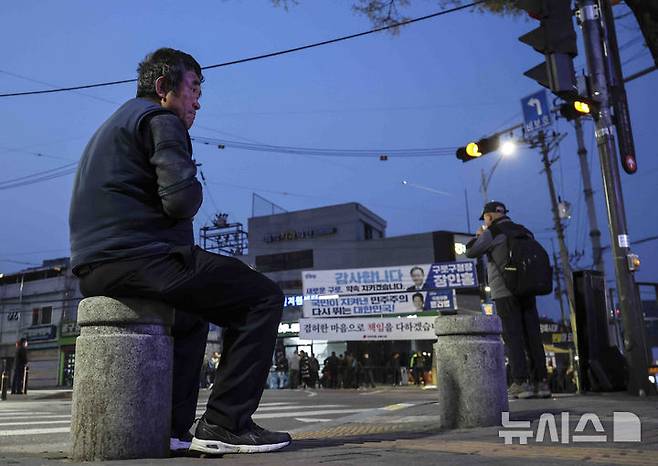 [서울=뉴시스] 김근수 기자 = 사진은 지난 10일 새벽 서울 구로구 남구로역 인근 인력시장에서 건설 일용직 노동자들이 일자리를 구하기 위해 대기하고 있는 모습. 2025.04.10. ks@newsis.com