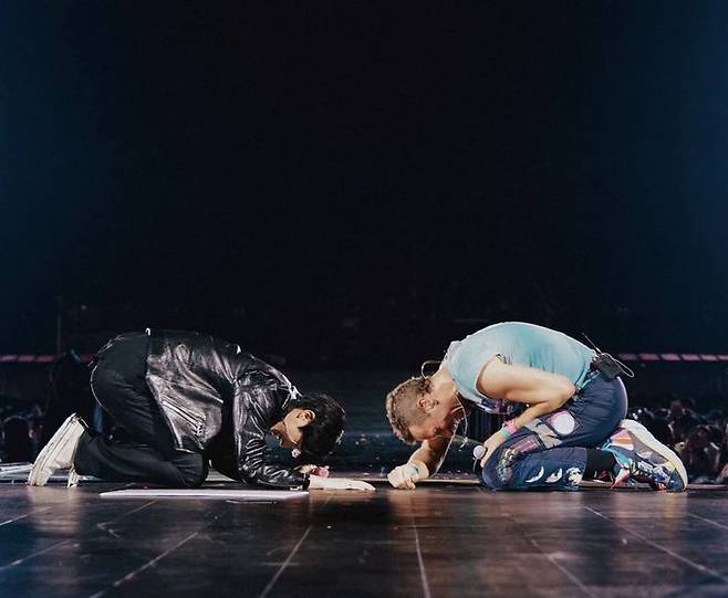 [서울=뉴시스] 서로 큰 절 하는 방탄소년단 진과 콜드플레이 크리스 마틴. (사진 = 진 인스타그램 캡처) 2025.04.20. photo@newsis.com. *재판매 및 DB 금지