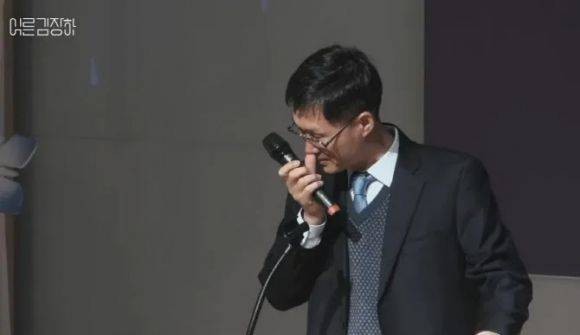 [서울=뉴시스] 2019년 김장하 선생 생일 축하 행사에서 발언하며 눈물을 흘리는 문형배 헌법재판소장 직무대행. (사진= 경남MBC '어른 김장하' 캡처 ) 2025.04.20. photo@newsis.com *재판매 및 DB 금지