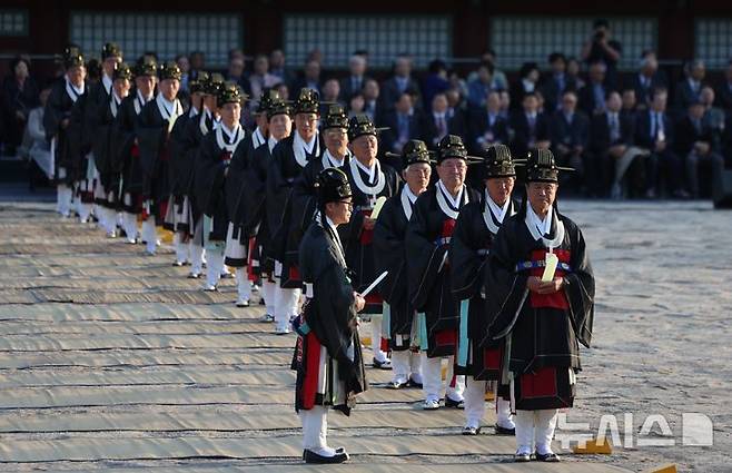 [서울=뉴시스] 김선웅 기자 = 20일 서울 종로구 종묘에서 신주 환안으로 종묘 정전 보수가 모두 완료 되었음을 고하는 제사 고유제가 진행되고 있다. 2025.04.20. mangusta@newsis.com