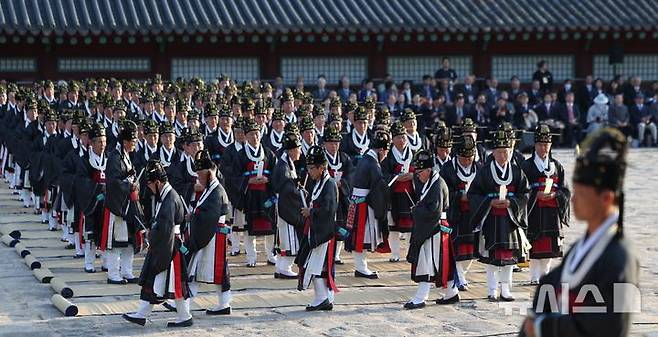 [서울=뉴시스] 김선웅 기자 = 20일 서울 종로구 종묘에서 신주 환안으로 종묘 정전 보수가 모두 완료 되었음을 고하는 제사 고유제가 진행되고 있다. 2025.04.20. mangusta@newsis.com