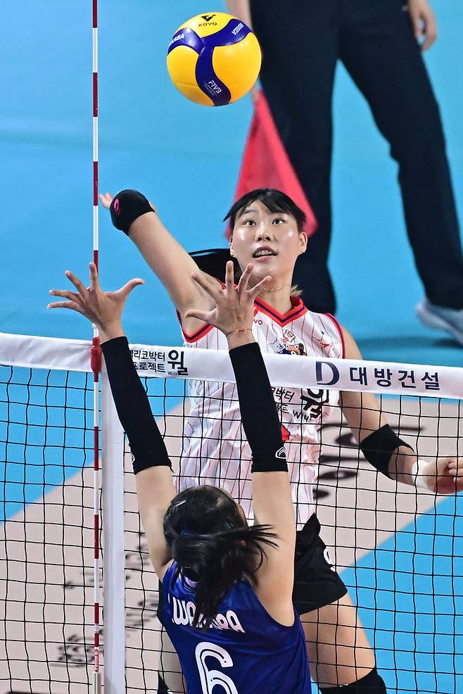 공격하는 한국 여자배구 올스타팀 정윤주. 2025.04.20. (사진=KOVO 제공) *재판매 및 DB 금지