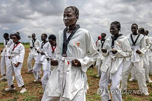 태권도 수련 중인 케냐 난민 소녀들 [AFP 연합뉴스]