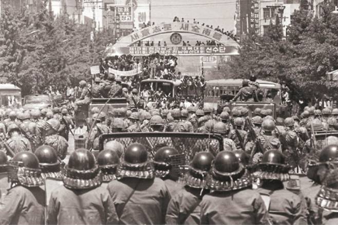 광주에 투입된 공수부대원과 시민들이 금남로에서 대치하고 있다. 5·18민주화운동기록관 제공
