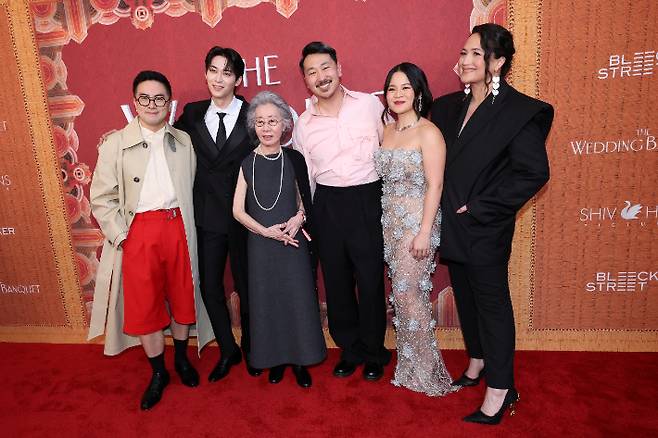 지난 14일 미국 캘리포니아주 로스앤젤레스에서 열린 영화 '결혼 피로연' 시사회에 앤드류 안 감독과 배우 릴리 글래드스톤, 켈리 마리 트란, 윤여정, 한기찬, 보웬 양이 참석했다. 연합뉴스