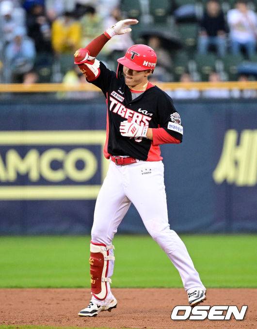 [OSEN=잠실, 지형준 기자] 프로야구 KIA 타이거즈가 19일 서울 잠실구장에서 열린 2025 신한 SOL뱅크 KBO리그 두산 베어스와의 시즌 2차전에서 8-4로 승리했다.&nbsp;KIA는 전날 1-7 완패를 설욕하며 시즌 10승 12패를 기록했다. 두산전 5연패, 잠실구장 4연패를 끊어냈다, 반면 최근 3연승이 좌절된 두산은 9승 12패가 됐다.&nbsp;9회초 무사에서 KIA 최원준이 좌익수 왼쪽 2루타를 날리며 기뻐하고 있다. 2025.04.19 / jpnews@osen.co.kr