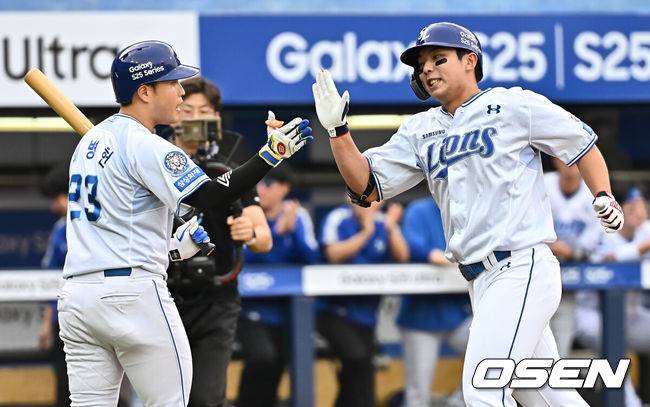 [OSEN=대구, 이석우 기자] 19일 대구삼성라이온즈파크에서 2025 신한 SOL 뱅크 KBO 리그 삼성 라이온즈와 롯데 자이언츠의 경기가 열렸다. 홈팀 삼성은 김대호가, 방문팀 롯데는 김진욱이 선발 출전했다. 삼성 라이온즈 김영웅이 2회말 우월 솔로 홈런을 치고 하이파이브를 하고 있다. 2025.04.19 / foto0307@osen.co.kr