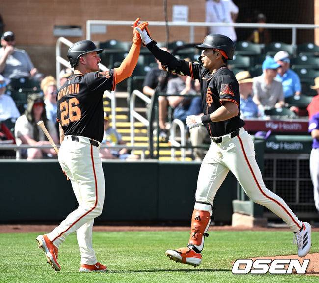 [OSEN=애리조나(미국), 이대선 기자] 25일(한국시간) 미국 애리조나주 스코츠데일 스타디움에서 2025 메이저리그 시범경기 샌프란시스코 자이언츠와 콜로라도 로키스의 경기가 열렸다.8개월 가량 재활을 마친 샌프란시스코 자이언츠 이정후는 이제 메이저리그 데뷔 2년차 시즌을 준비한다. 1회말 2사 샌프란시스코 자이언츠 이정후가 우월 솔로 홈런을 치고 홈에서 맷 채프먼과 환호하고 있다. 2025.02.25 / sunday@osen.co.kr