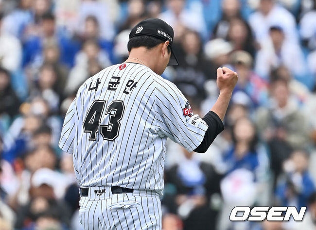 [OSEN=대구, 이석우 기자] 20일 대구삼성라이온즈파크에서 2025 신한 SOL 뱅크 KBO 리그 삼성 라이온즈와 롯데 자이언츠의 경기가 열렸다. 홈팀 삼성은 후라도가, 방문팀 롯데는 나균안이 선발 출전했다. 롯데 자이언츠 나균안이 5회말 2사 2,3루 삼성 라이온즈 강민호를 3루수 땅볼로 잡고 주먹을 불끈 쥐고 있다. 2025.04.20 / foto0307@osen.co.kr