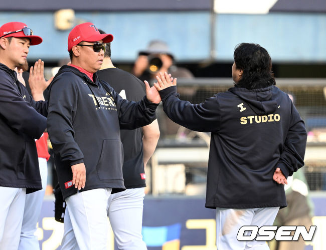 [OSEN=잠실, 이대선 기자] 챔피언이 드디어 깨어난다. 프로야구 KIA 타이거즈는 20일 서울 잠실구장에서 열린 2025 신한 SOL뱅크 KBO리그 두산 베어스와의 시즌 3차전에서 6-2로 승리했다. KIA는 2연승을 달리며 주중 KT 위즈 3연전에 이어 2연속 위닝시리즈에 성공했다. 시즌 11승 12패. 반면 2연패에 빠진 두산은 9승 13패가 됐다. 경기 종료 후 KIA 이범호 감독이 김선빈과 승리의 기쁨을 나누고 있다. 2025.04.20 /sunday@osen.co.kr