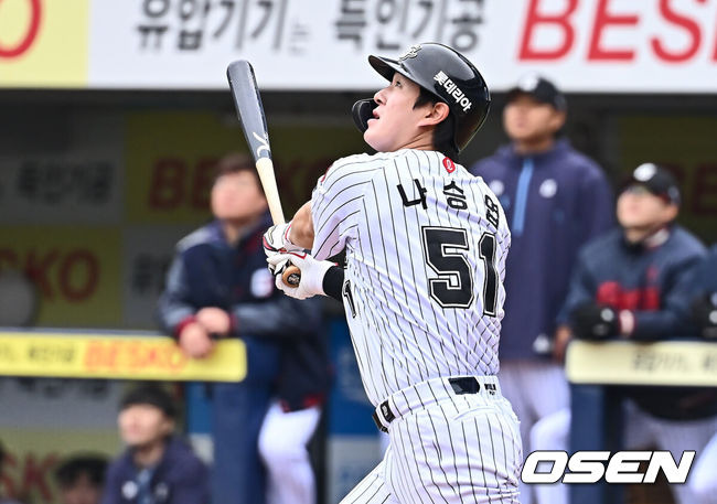 [OSEN=대구, 이석우 기자] 20일 대구삼성라이온즈파크에서 2025 신한 SOL 뱅크 KBO 리그 삼성 라이온즈와 롯데 자이언츠의 경기가 열렸다. 홈팀 삼성은 후라도가, 방문팀 롯데는 나균안이 선발 출전했다. 롯데 자이언츠 나승엽이 2회초 중월 솔로 홈런을 치고 있다. 2025.04.20 / foto0307@osen.co.kr