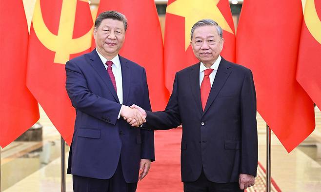 지난 2일(현지시간) 미국 워싱턴 백악관에서&nbsp;도널드 트럼프 미국 대통령이 하워드 러트닉 상무장관과 함께 전 세계를 상대로 한 상호관세를 발표하면서 국가별 관세율 차트를 들어보이고 있다. 145%에 달하는 고율 관세를 추가 부과받으며 ‘관세전쟁’의 타깃이 된 중국은 보복관세를 매기는 한편 주변국과의 결속을 다지며 우군을 확보하는 외교 전략을 펼치고 있다. 오른쪽 사진은 동남아 3국 순방에 나선 시진핑 중국 국가주석(왼쪽)이 14일 베트남 하노이에서 또람 주석과 만나 악수를 나누는 모습. 워싱턴·하노이=로이터신화연합뉴스