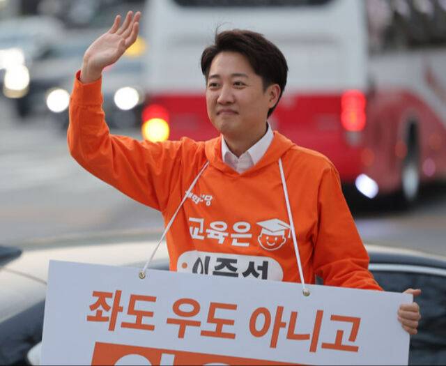 개혁신당 대선 후보인 이준석 의원이 지난 18일&nbsp;서울 강남구 은마아파트 입구 사거리에서 퇴근길 인사를 하고 있다. 연합뉴스&nbsp;