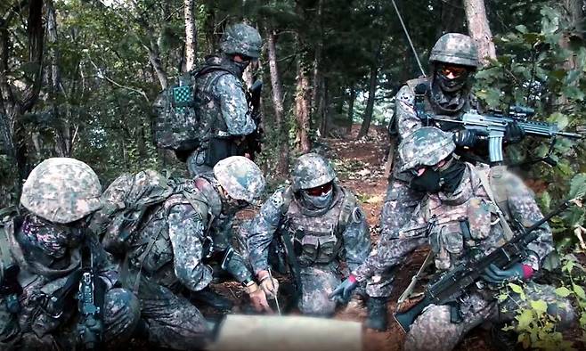 육군 부사관 후보생들이 실전 같은 전투 훈련에 임하는 모습. 육군부사관학교 동영상 캡처