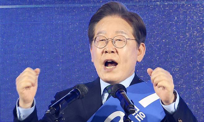 더불어민주당 이재명 대선 경선 후보가 19일 충북 청주체육관에서 열린 '제21대 대통령선거 후보자 선출을 위한 충청권 합동연설회'에서 연설하고 있다. 연합뉴스