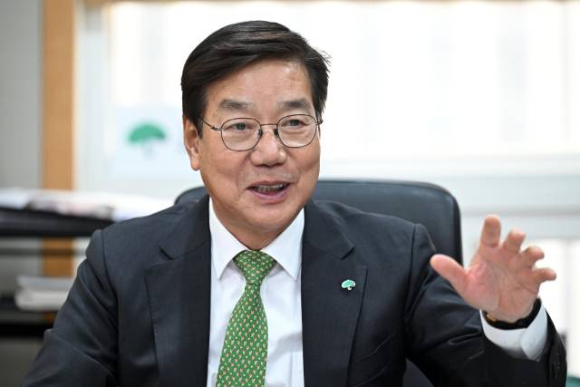 황영기 초록우산 회장이 서울경제신문과의 인터뷰에서 ‘가족돌봄 등 위기아동·청년 지원에 관한 법률안’에 대해 설명하고 있다. 조태형 기자