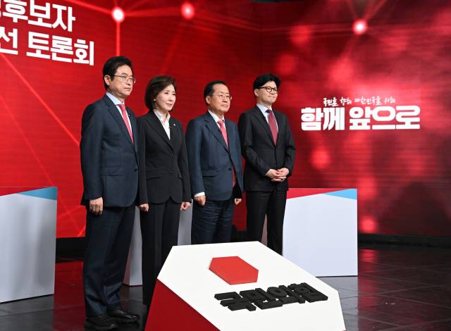 20일 서울 강서구 ASSA아트홀에서 열린 국민의힘 제21대 대통령 후보자 1차 경선 조별 토론회에서 B조 후보들이 시작 전 사진 촬영을 하고 있다. 왼쪽부터 이철우·나경원·홍준표·한동훈 후보. 국회사진기자단