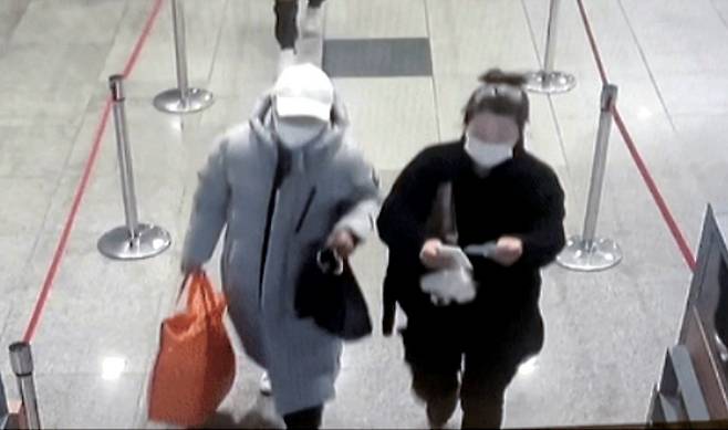 범행 이후 제주여객터미널에서 완도로 가는 배에 승선하는 김씨 부부 모습 ⓒCCTV 화면 캡쳐, 제주동부경찰서 제공
