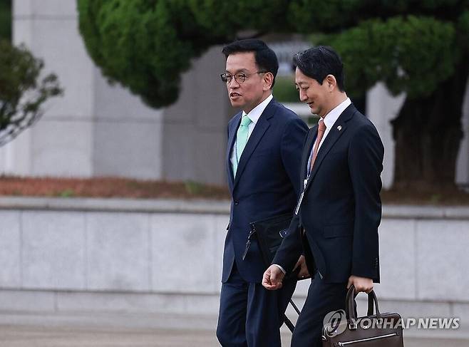 대화 나누는 최상목 부총리(왼쪽)와 안덕근 산자부 장관 ⓒ연합뉴스