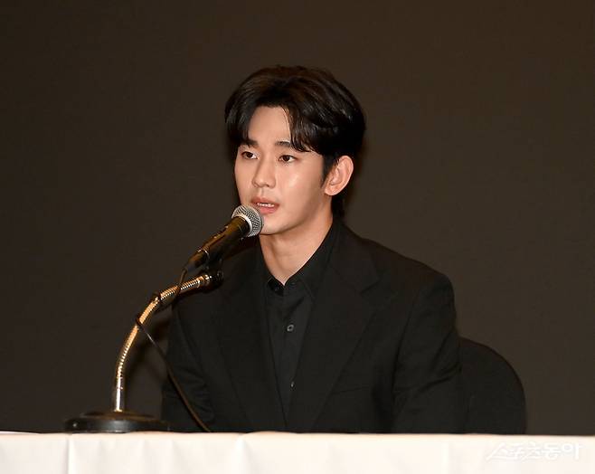 김수현의 이른바 ‘신용경색설’과 관련, 이와 직간접적으로 연관됐다 볼 수 있는 소속사 골드메달리스트 감사보고서가 최근 ‘공시’돼 눈길을 끈다. 김종원 기자 won@donga.com