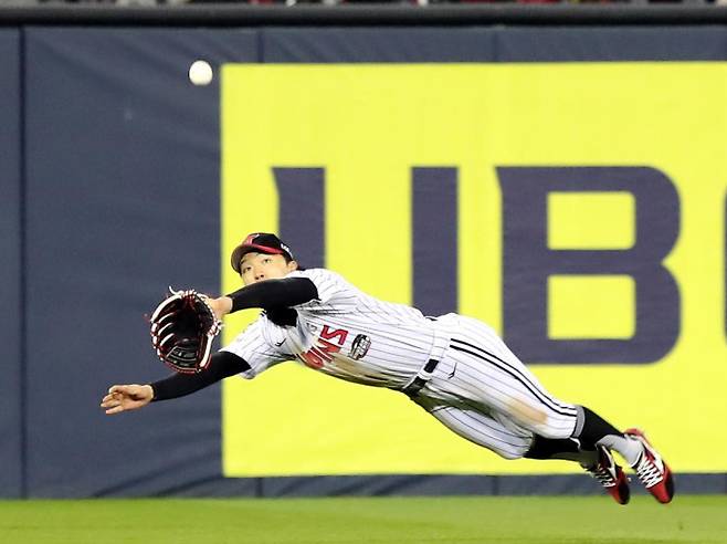몸을 날리고 있는 LG 중견수 박해민. LG 트윈스 제공