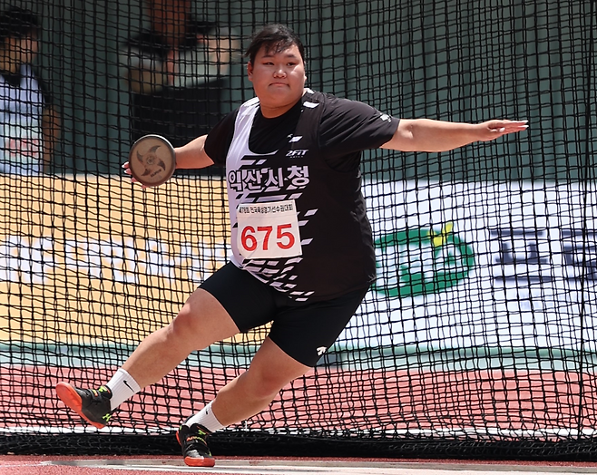 한국 여자 원반던지기 기록 보유자 신유진. 대한육상연맹