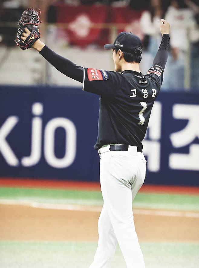 KT 고영표가 20일 고척 키움전에서 무사사구 완봉승을 확정한 뒤 두팔을 벌려 기뻐하고 있다. KT 위즈 제공