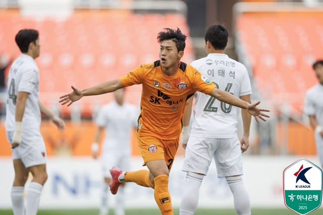 김준하(가운데). /사진=한국프로축구연맹 제공