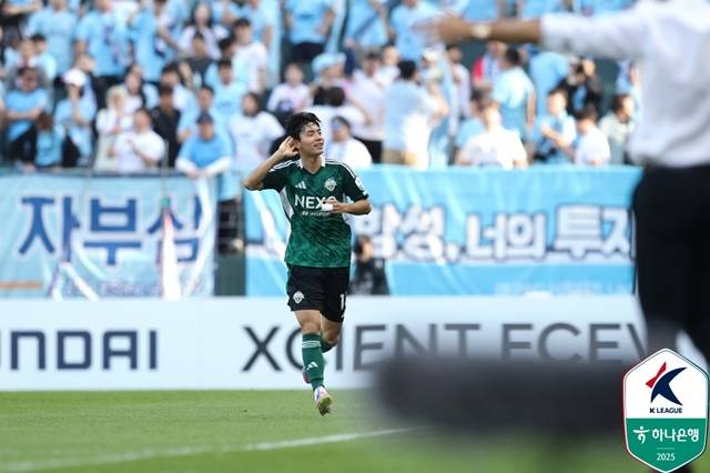 전진우의 골 세리머니. /사진=한국프로축구연맹 제공