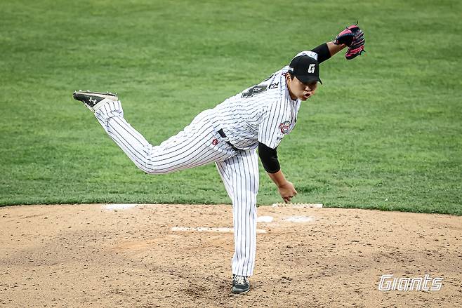 롯데 자이언츠 박진이 19일 대구 삼성 라이온즈전에 구원 등판해 투구하고 있다. 롯데 자이언츠