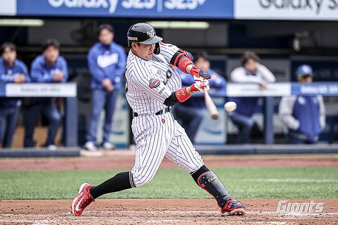 롯데 자이언츠 유강남이 20일 대구 삼성 라이온즈전에서 홈런을 치고 있다. 롯데 자이언츠