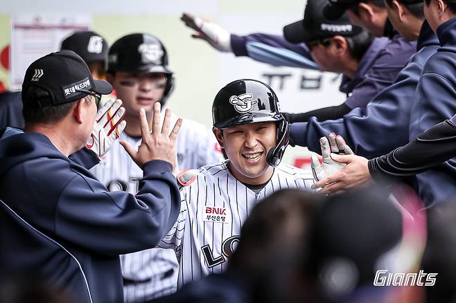 롯데 자이언츠 유강남이 20일 대구 삼성 라이온즈전에서 홈런을 친 뒤 득점해 축하 받고 있다. 롯데 자이언츠