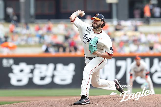 한화 투수 폰세는 20일 대전한화생명볼파크에서 열린 '2025 신한 SOL Bank KBO 리그' NC와 정규시즌 3번째 맞대결에서 선발 등판했다. 7이닝 1피안타 무실점 13탈삼진 압도적인 투구로 시즌 4승(무패)을 챙겼다. 동시에 팀은 2001년 후 24년 만에 선발 7연승을 기록했다. 한화 이글스