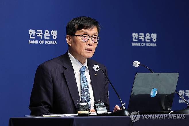 통화정책방향 기자간담회 (서울=연합뉴스) 이창용 한국은행 총재가 17일 서울 중구 한국은행에서 열린 통화정책방향 기자간담회에서 발언하고 있다. 2025.4.17 [사진공동취재단] photo@yna.co.kr