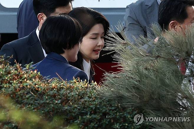 서초동 사저 도착한 김건희 여사 (서울=연합뉴스) 김성민 기자 = 윤석열 전 대통령의 부인 김건희 여사가 11일 서울 서초구 아크로비스타 사저 앞에 도착해 지지자 및 주민들과 인사하고 있다. 2025.4.11 [공동취재] ksm7976@yna.co.kr