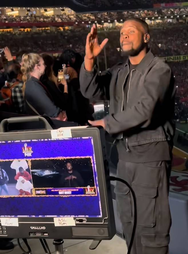지난 2월 미국 래퍼 켄드릭 라마의 슈퍼볼 하프타임 공연을 수어로 옮기는 통역사 [SNS 영상 캡처. 재판매 및 DB 금지]