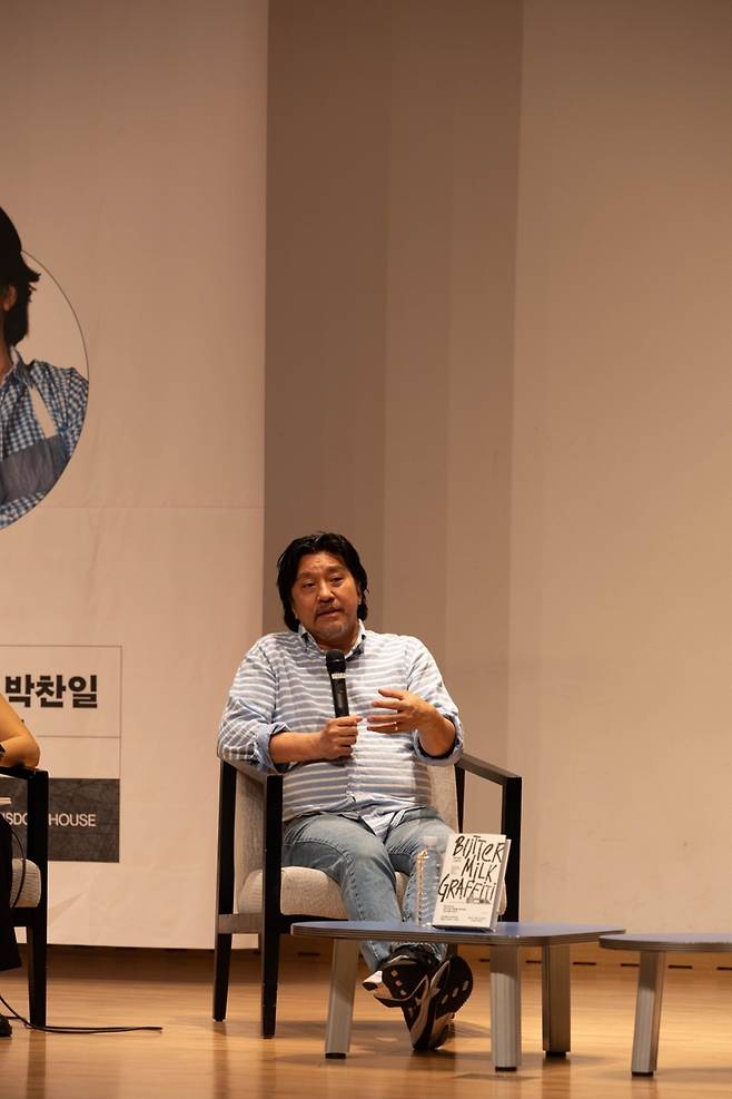 북토크에 참석한 에드워드 리   (서울=연합뉴스) '버터밀크 그래피티'를 출간한 요리사 에드워드 리가 20일 서울 성산동 마포중앙도서관에서 열린 독자와의 만남에서 발언하고 있다. 2025. 04.20. [위즈덤하우스 제공. 재판매 및 DB금지]