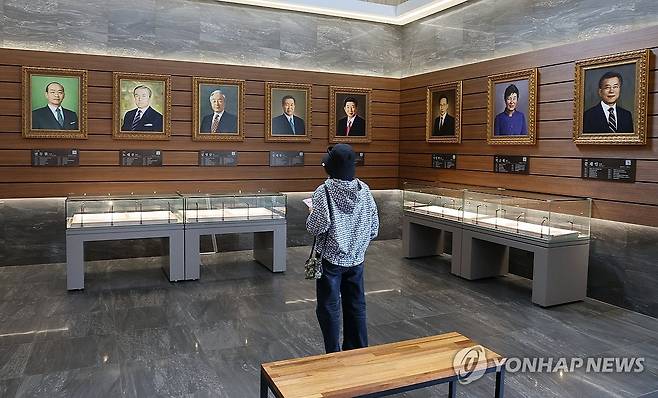 대통령 기록 전시관 (세종=연합뉴스) 배재만 기자 = 윤석열 전 대통령 파면에 따라 현 정부의 대통령기록물 이관을 위한 현장 점검이 시작됐다. 10일 세종시 대통령기록관 내 대통령기록 전시관 모습. 2025.4.10 scoop@yna.co.kr