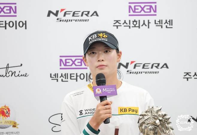 우승 인터뷰하는 방신실 방신실이 20일 경남 김해 가야 컨트리클럽(파72·6천836야드)에서 열린 한국여자프로골프(KLPGA) 투어 넥센·세인트나인 마스터즈 2025(총상금 9억원)에서 3라운드 최종 합계 13언더파 203타로 우승한 뒤 클럽하우스 기자회견장에서 질문을 듣고 있다. [KLPGT 제공. 재배포 및 DB 금지]