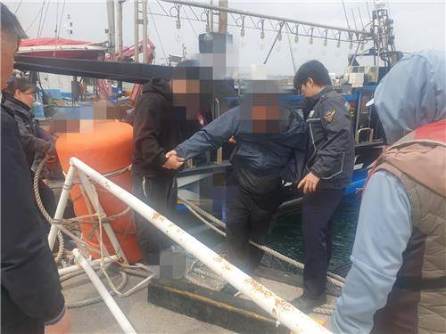 낚시어선서 추락한 70대 구조하는 강릉해경 [강릉해경 제공. 재판매 및 DB 금지]