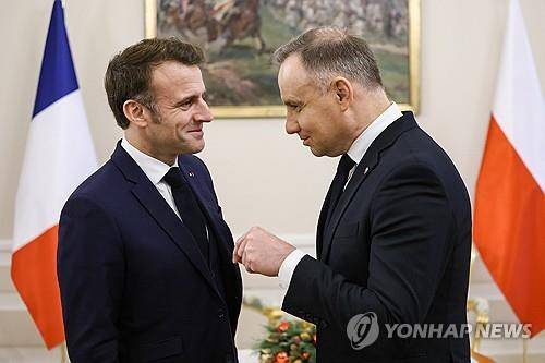프랑스 마크롱 대통령과 폴란드 두다 대통령(오른쪽) [EPA 연합뉴스 자료사진. 재판매 및 DB 금지]