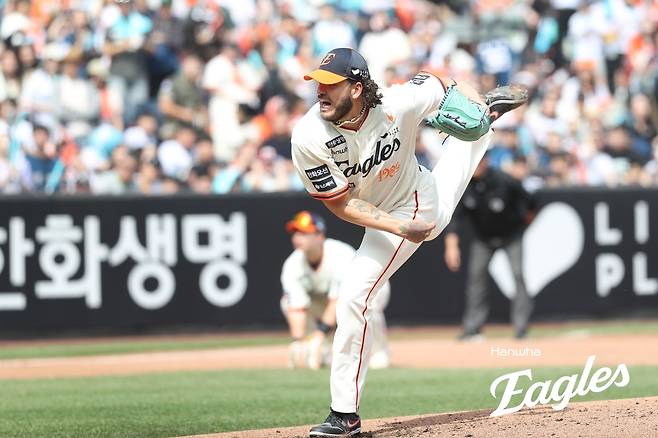 역투하는 폰세 (서울=연합뉴스) 한화 이글스 외국인 투수 폰세가 20일 대전 한화생명볼파크에서 열린 프로야구 NC와 홈 경기에 선발 등판해 역투하고 있다. [한화 이글스 제공. 재판매 및 DB 금지]