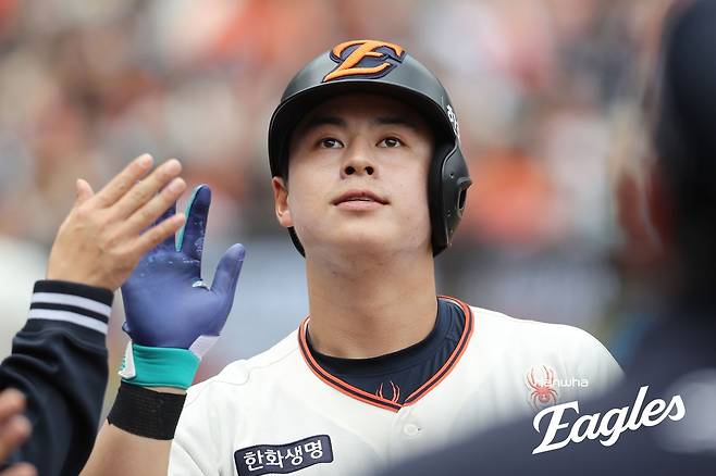 한화 노시환, 개인 통산 100홈런 (서울=연합뉴스) 한화 노시환이 20일 대전 한화생명볼파크에서 열린 프로야구 NC와 홈 경기, 2회 개인 통산 100호 홈런을 친 뒤 동료들의 축하를 받고 있다. [한화 이글스 제공. 재판매 및 DB 금지]